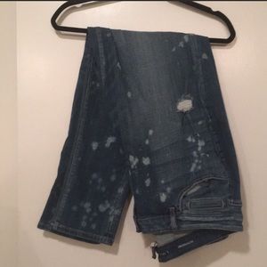 Distressed skinny jeans